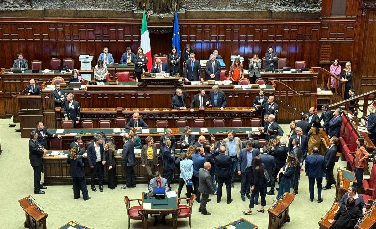 Decreto sicurezza, domani voto di fiducia. Meloni: "Nessun pasticcio, norma rimpatri rimane". Protesta delle opposizioni in aula - 