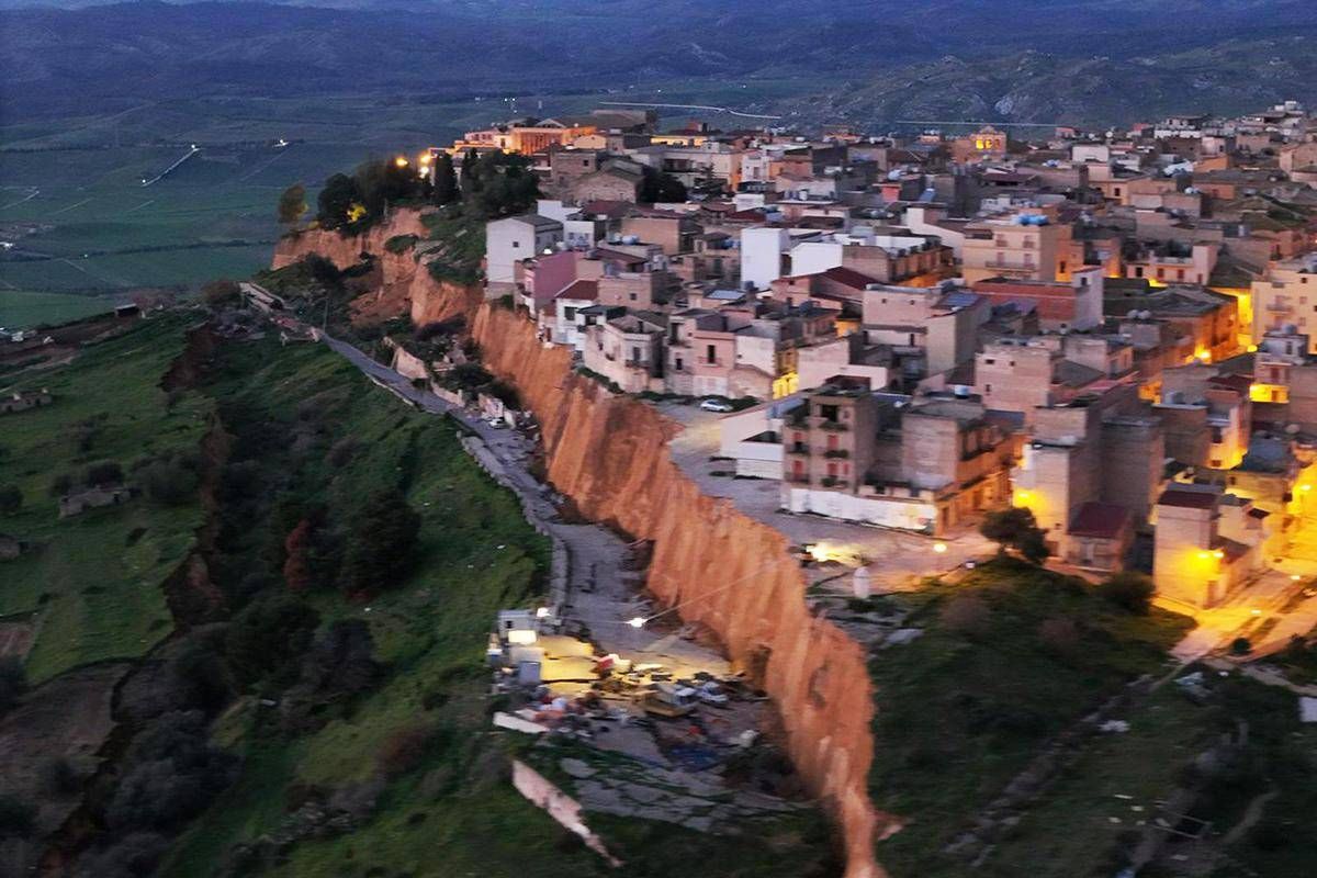 Frana a Niscemi, 13 indagati: ci sono anche Musumeci e Schifani - 