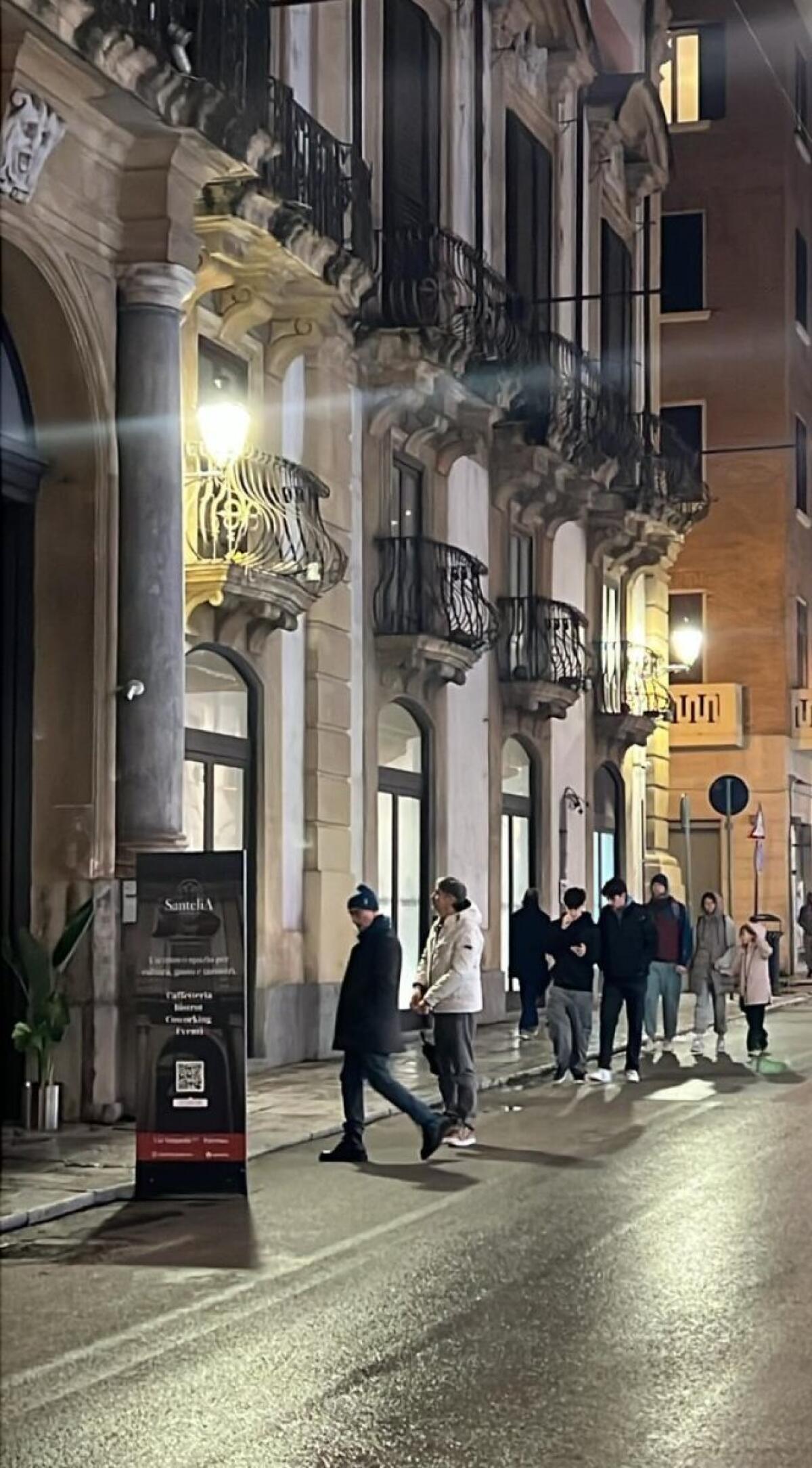 Nuove Lanterne Artistiche Illuminano Palazzo Sant’Elia grazie al Comune di Palermo - 