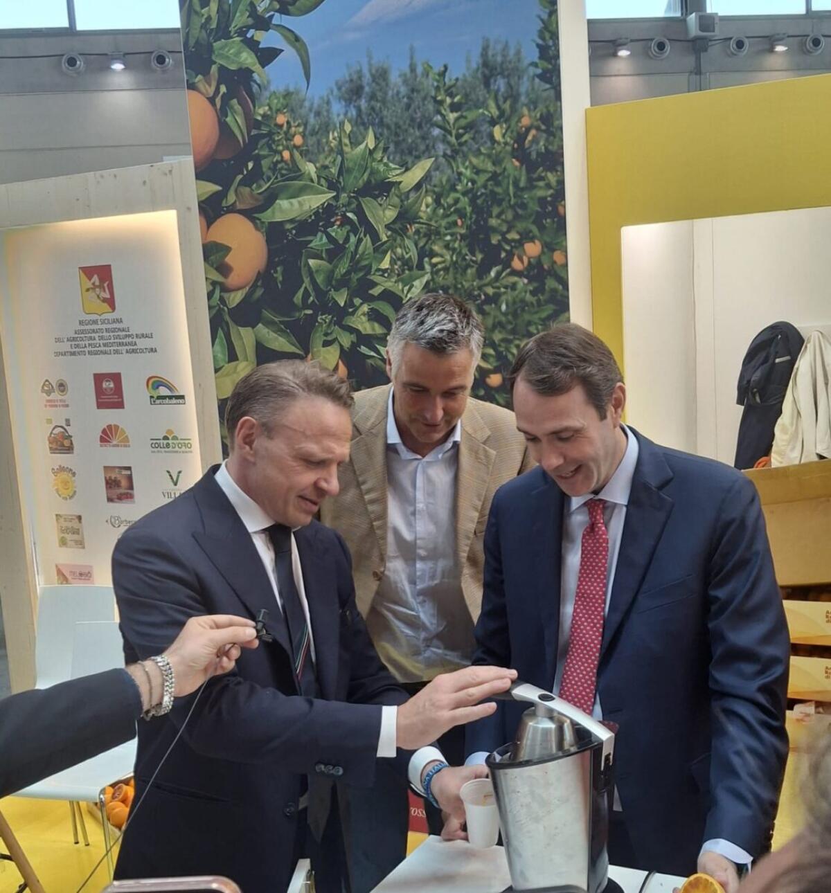 Tutela Arancia Rossa: il Ministro Lollobrigida inizia Macfrut con una spremuta simbolo di qualità agroalimentare italiana - 