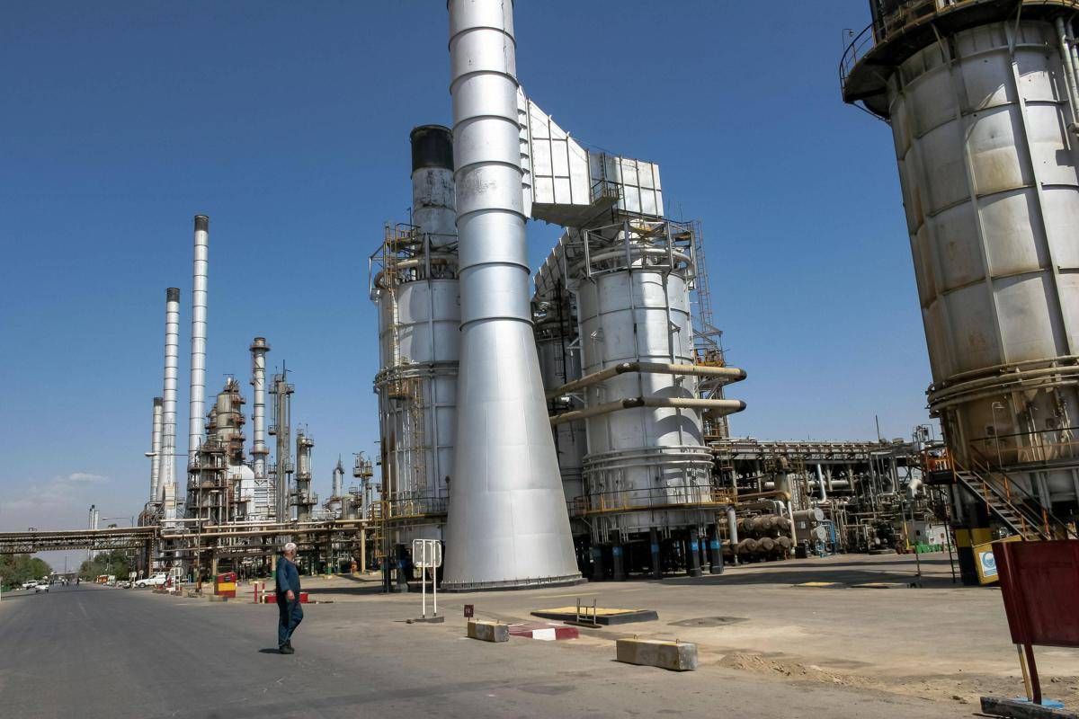 Iran 'sommerso' dal petrolio, Teheran sfrutta serbatoi abbandonati e container improvvisati - 