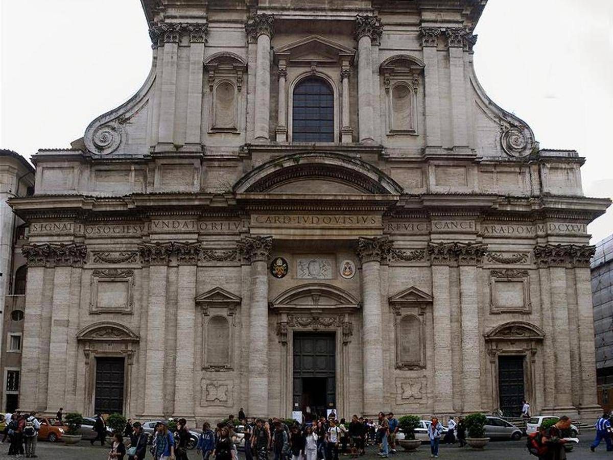 Roma, cadono lastre impalcatura chiesa Sant'Ignazio: ferita 16enne in gita - 