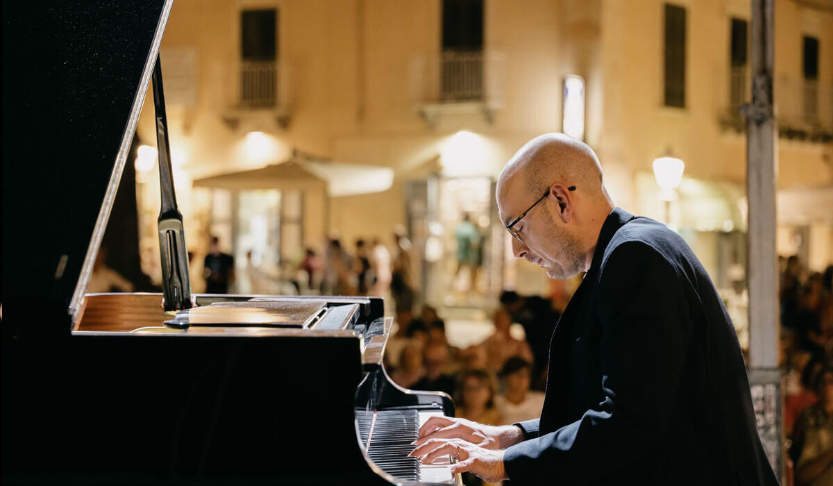 A lume di candela, il maestro Salvatore Vaccarella celebra la luna nel salone di Palazzo Arezzo di Donnafugata - 