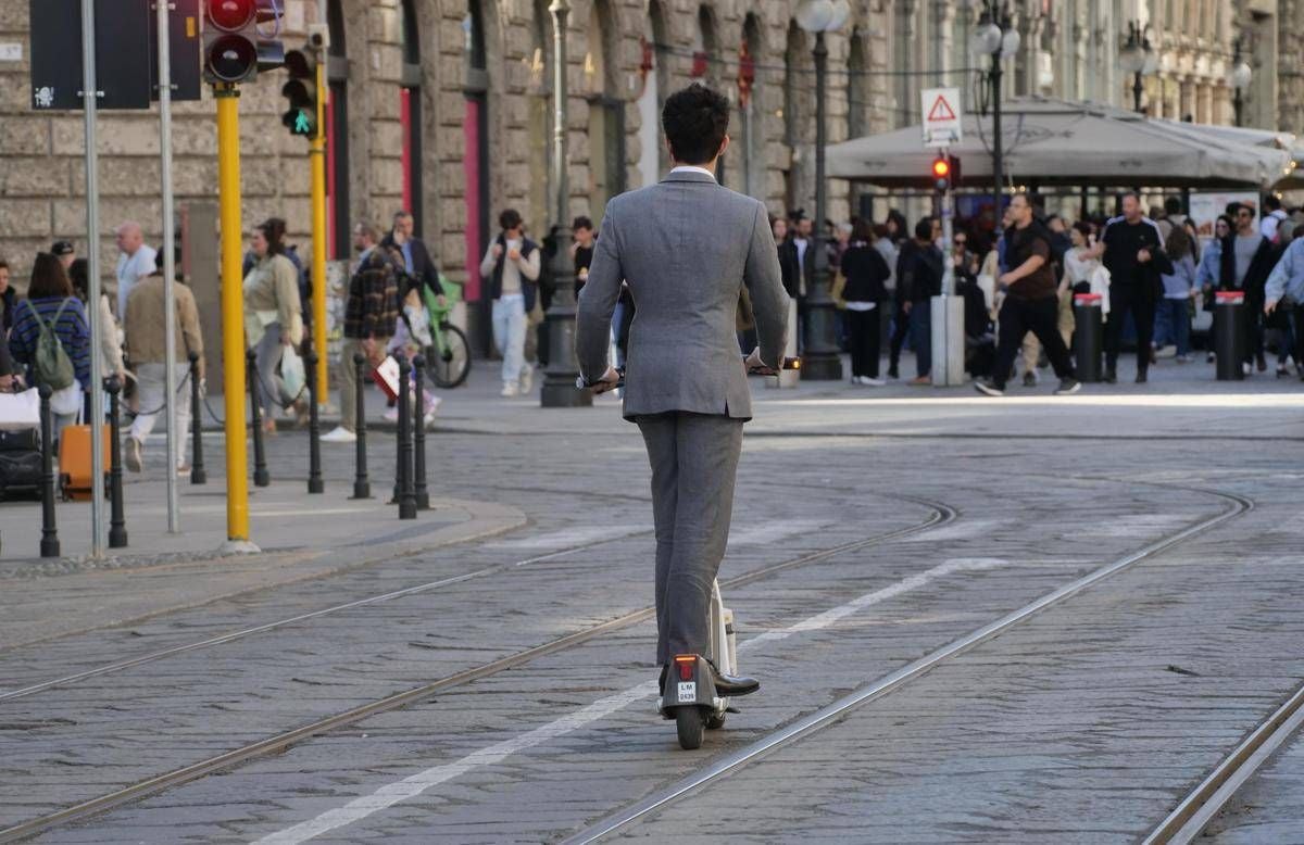 Monopattini elettrici, slitta al 16 luglio assicurazione obbligatoria: multe fino a 400 euro - 