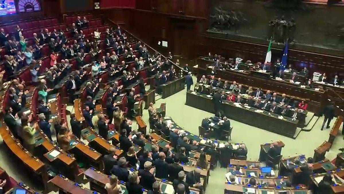 Meloni chiude l'informativa alla Camera, maggioranza in piedi: è standing ovation - 