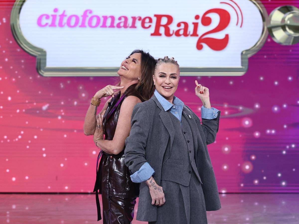 Oggi torna 'Citofonare Rai 2', gli ospiti e le novità nel cast fisso - 