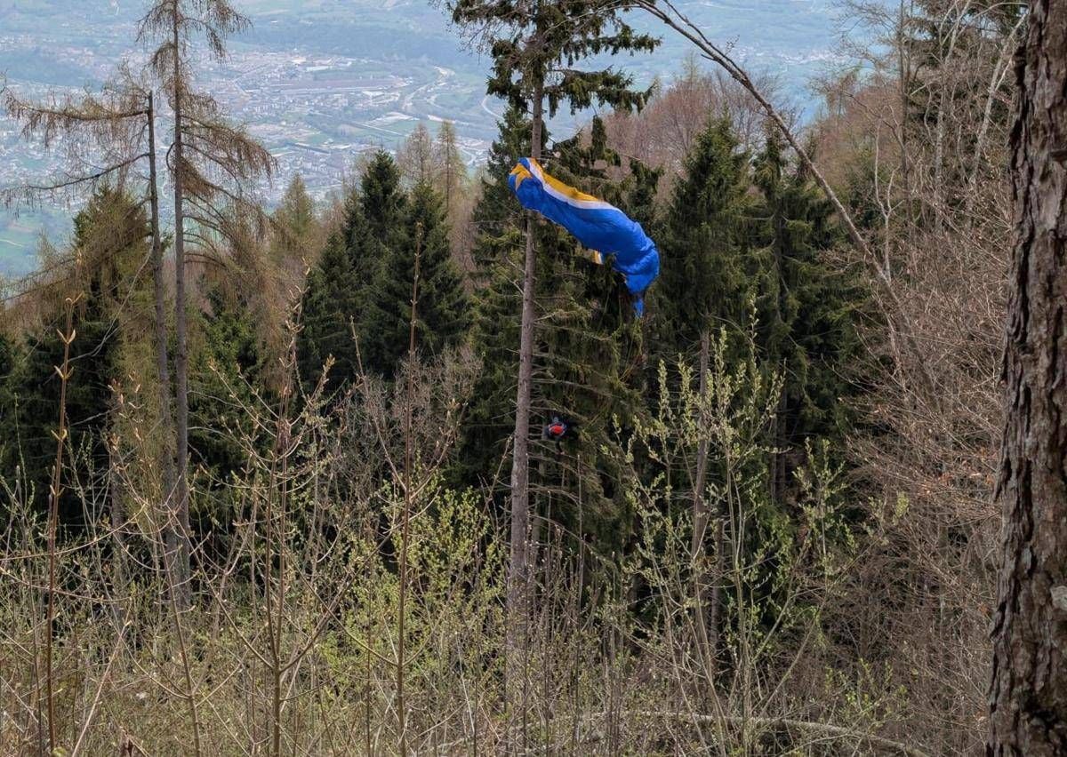 Cade con il parapendio e resta sospesa su un albero a 30 metri da terra - 