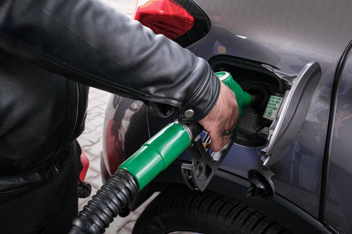 Carburanti, Mimit: ancora ribassi per benzina e diesel. Ma i consumatori: "Prezzi veloci a salire e lenti a calare" - 