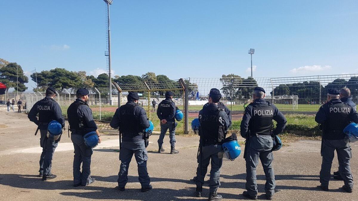 Polizia di Ragusa sequestra mazze e bastoni durante il controllo per Ragusa - Nuova Igea Virtus - 