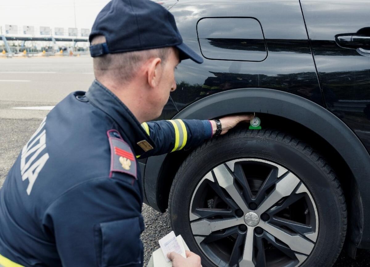 Polizia di Agrigento avvia controlli straordinari sulla sicurezza degli pneumatici dal 20 aprile 2026 - 