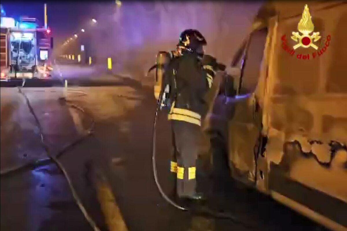 Incendio di un furgone provoca disagi al traffico nella Galleria Petraro, intervento dei Vigili del Fuoco - 