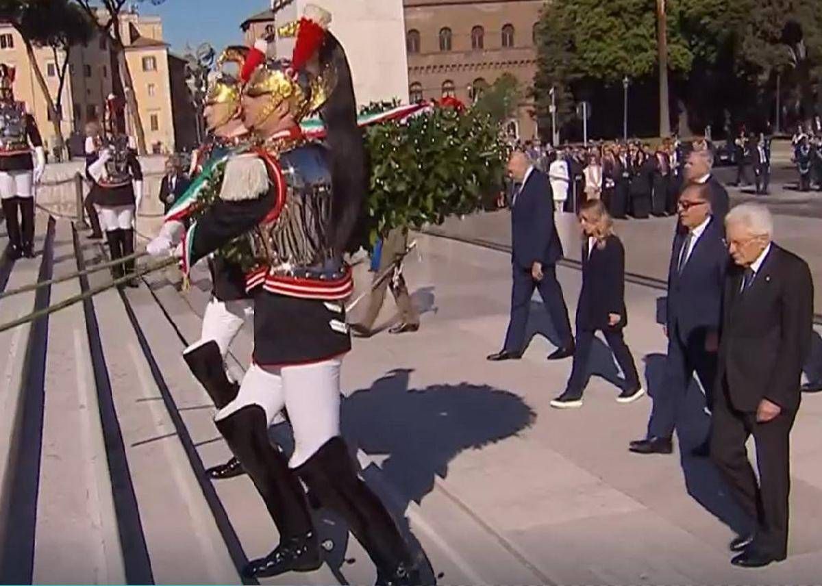 25 aprile, Mattarella rende omaggio all'Altare della Patria - 