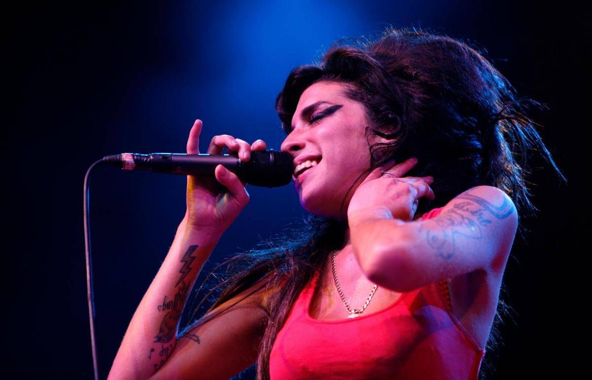 Cimeli di Amy Winehouse, il padre perde la causa contro due amiche della cantante - 