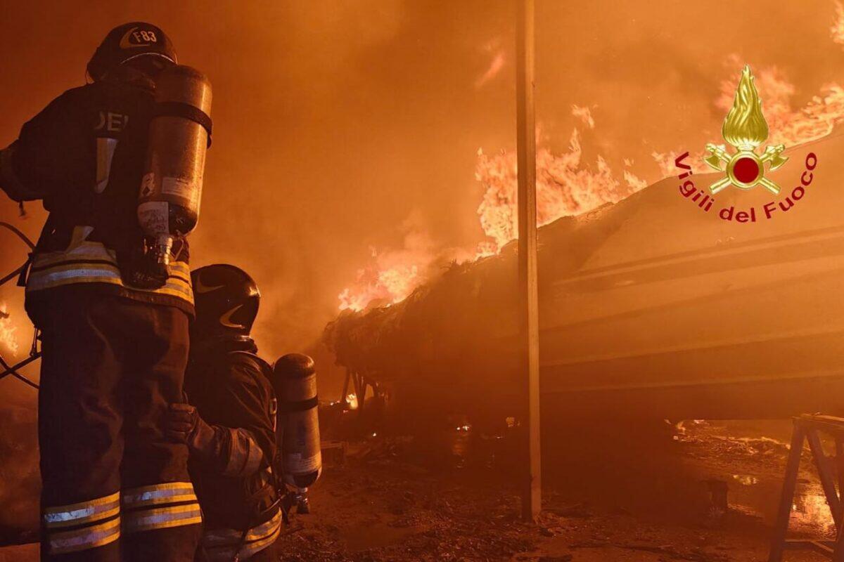 Incendio in un capannone a Castel Volturno: il tempestivo intervento dei Vigili del Fuoco salva le imbarcazioni