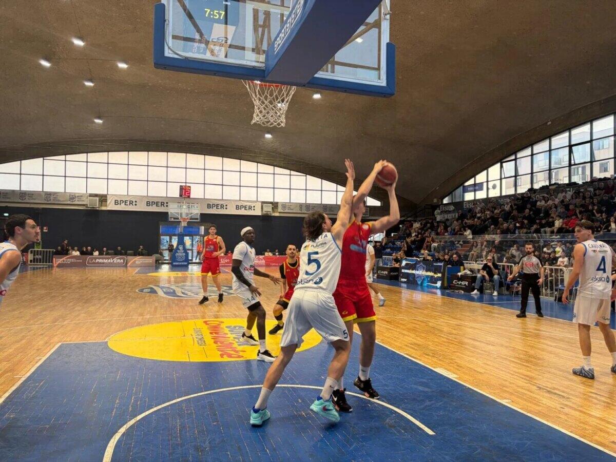 Virtus Ragusa resiste all'emergenza e conquista il terzo posto con un decisivo 81-64 nel derby contro Messina - 