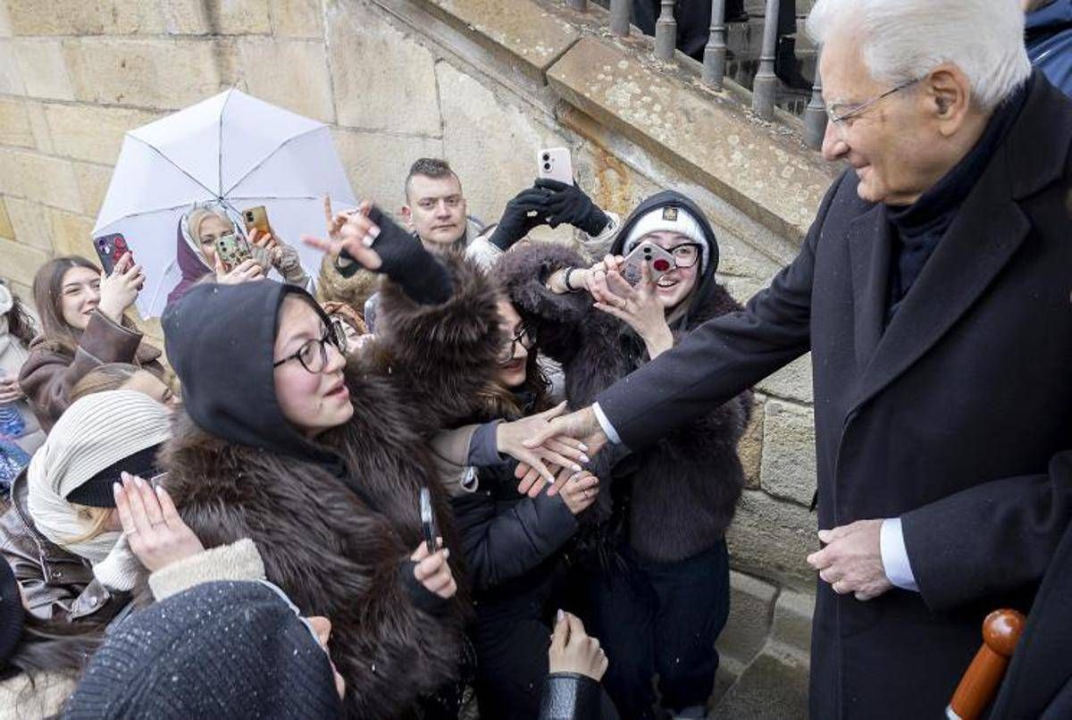 Mattarella a Praga, i ragazzi entusiasti lo salutano con l'Inno di Mameli - 