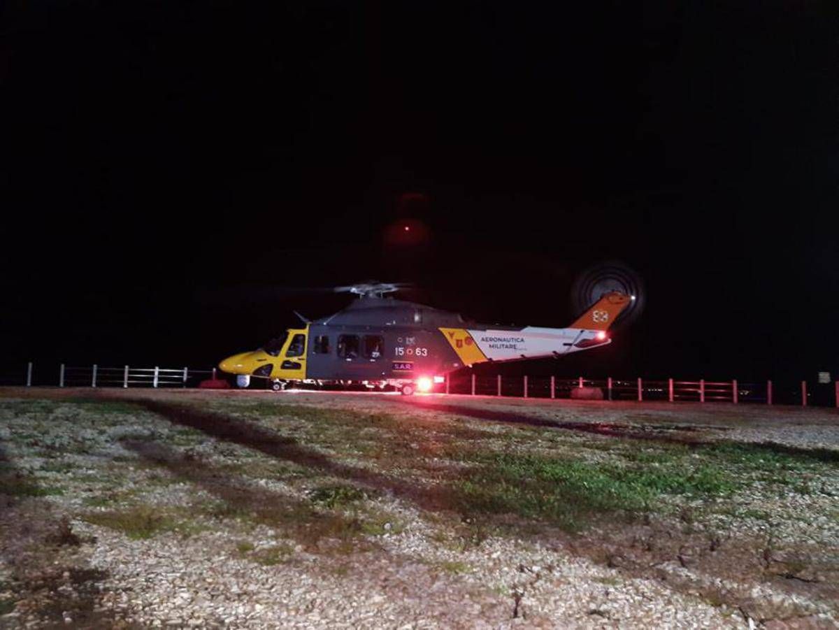 Maltempo Molise, uomo si salva dalla piena aggrappandosi a un albero: il video del salvataggio - 