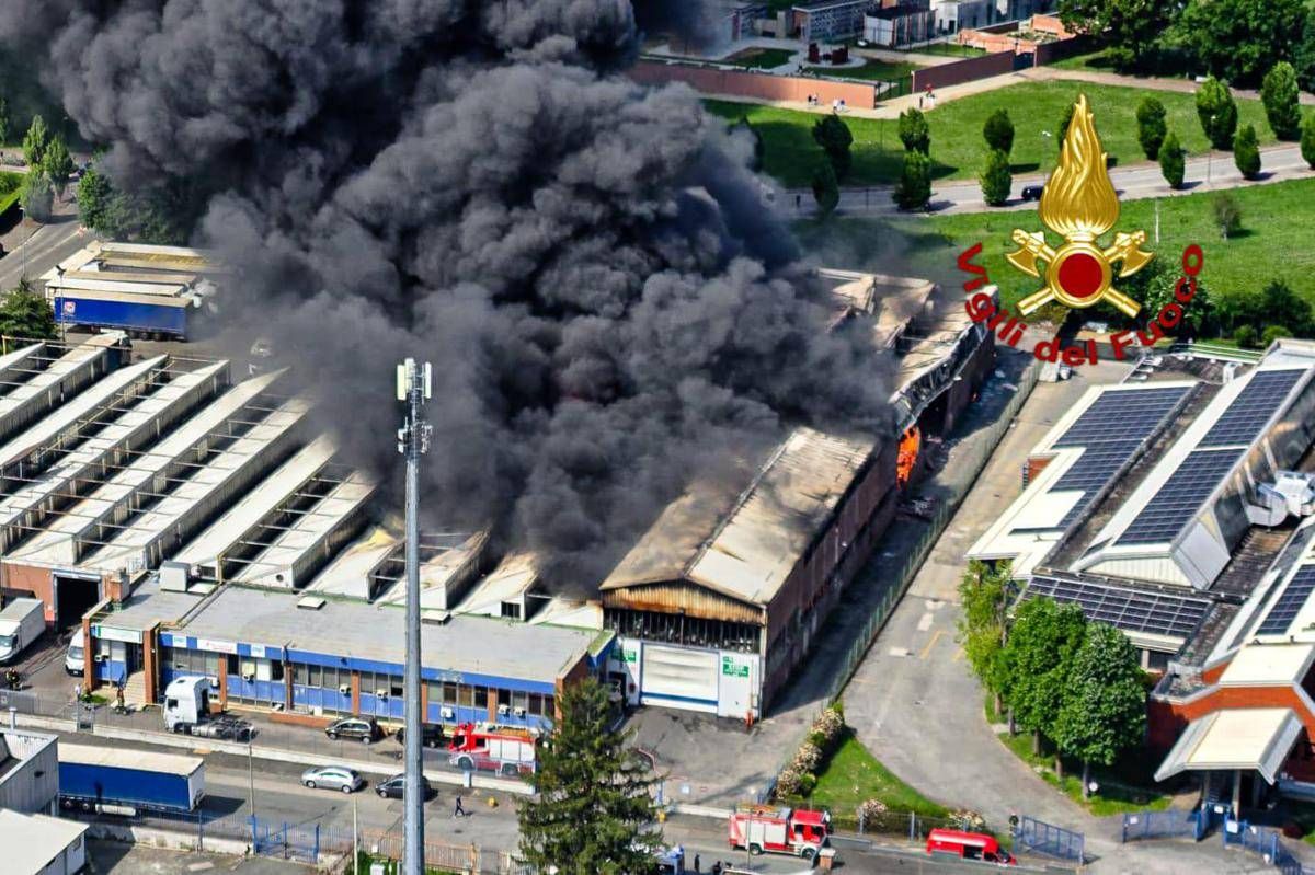 Torino, maxi incendio a Beinasco: evacuate case vicine. Sindaco: "Tenete chiuse le finestre" - 