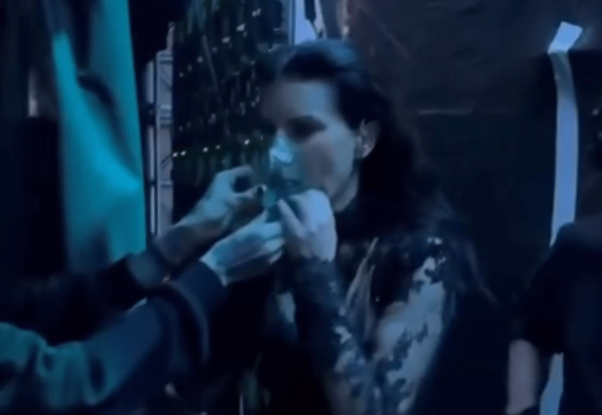 Laura Pausini si sente male, ferma il concerto e si fa portare l'ossigeno sul palco - 