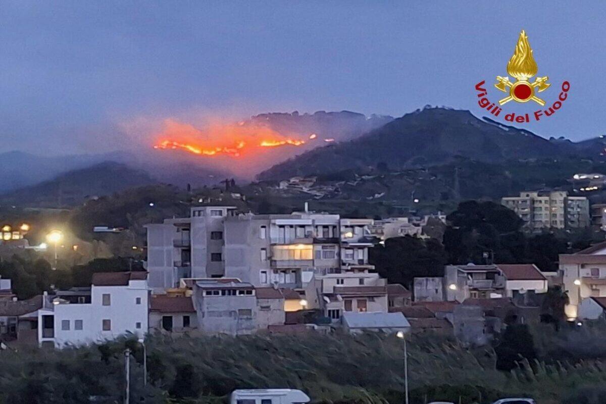 Vigili del Fuoco in azione contro incendi di vegetazione nel villaggio Salice e lungo l'autostrada A20 - 
