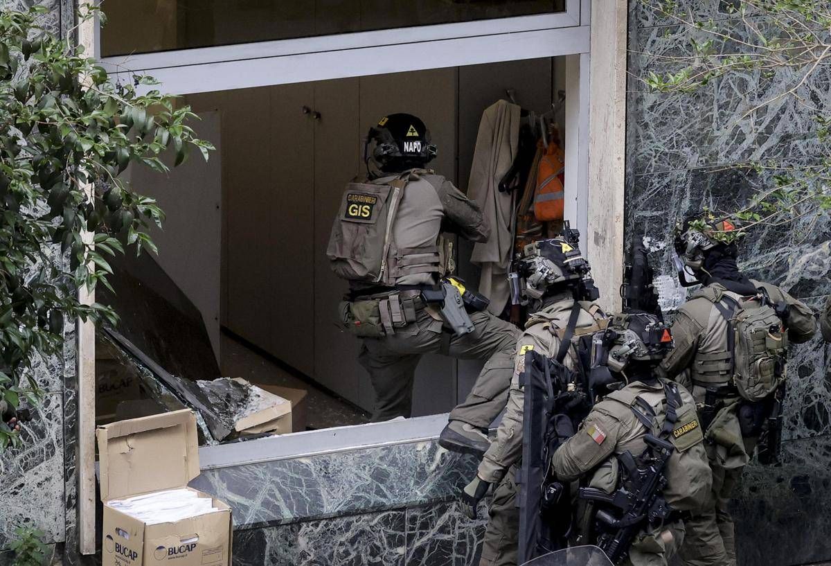 Napoli, rapina con 25 ostaggi: investigatori ricostruiscono via di fuga e arrivo dei banditi - 