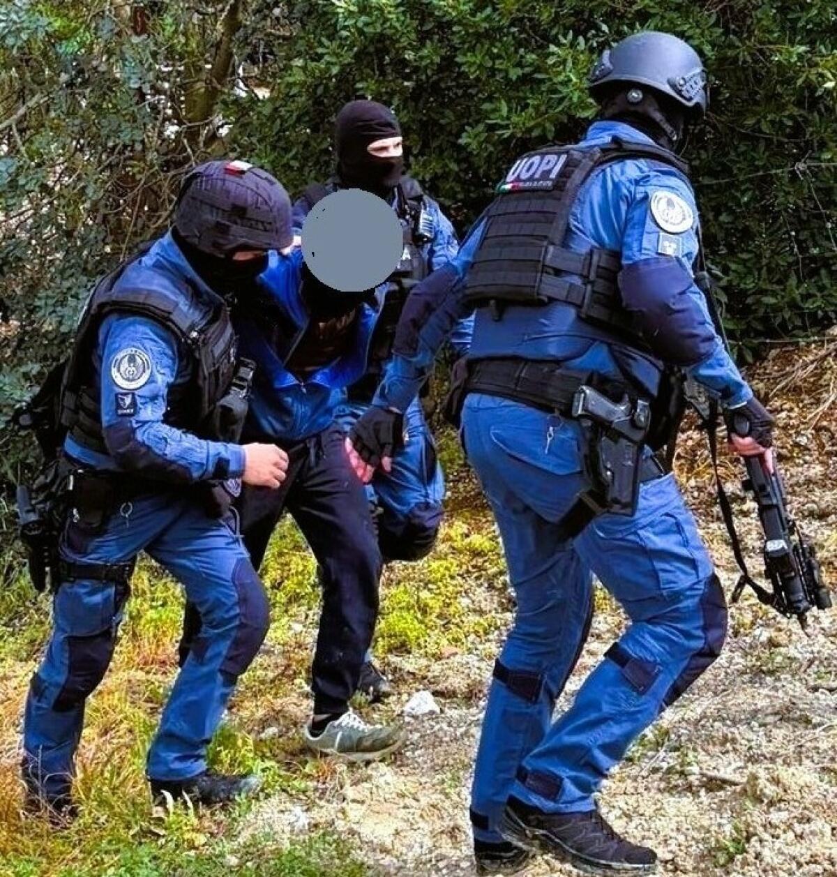 Evasione e Armi Clandestine: Arresti della Polizia a Caltanissetta - 