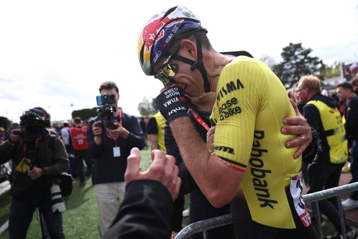 Van Aert vince la Parigi-Roubaix davanti a Pogacar - 