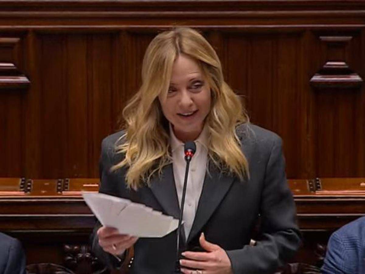 Meloni frena l'applauso in Aula durante l'informativa: "E' ancora lunga, regà". Poi punzecchia le opposizioni - 