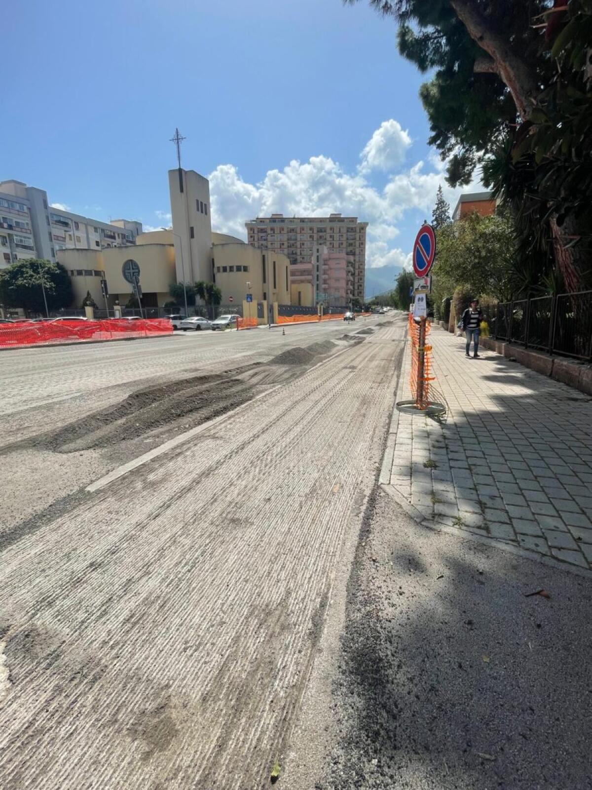 Manutenzione stradale intensificata nel Comune di Palermo con quattro cantieri attivi e interventi su marciapiedi. - 