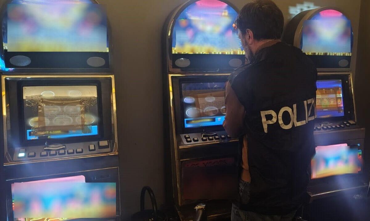 Operazione della Polizia di Catania contro il gioco illegale: sequestrate slot machine e video poker nel circolo privato. - 