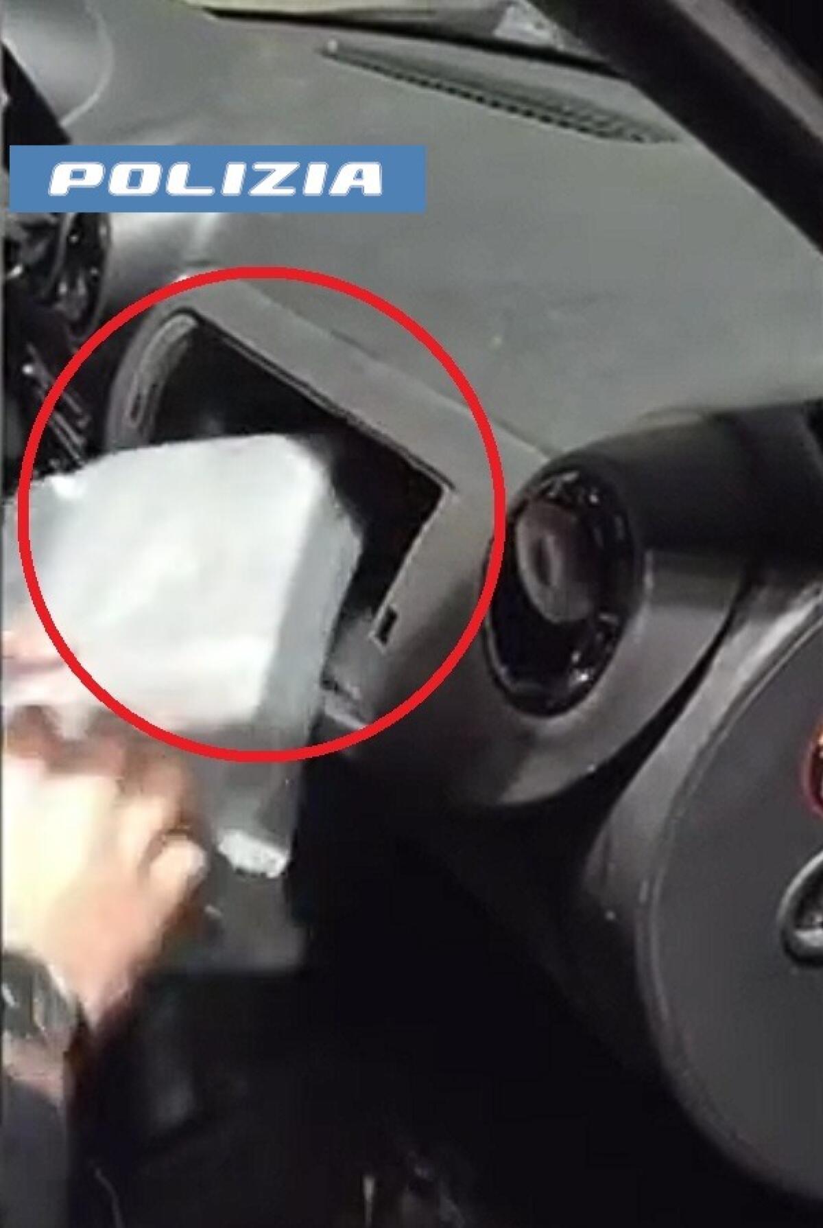 Arrestati due pusher a Catania con oltre 5 chili di droga nel cruscotto dell'auto - 