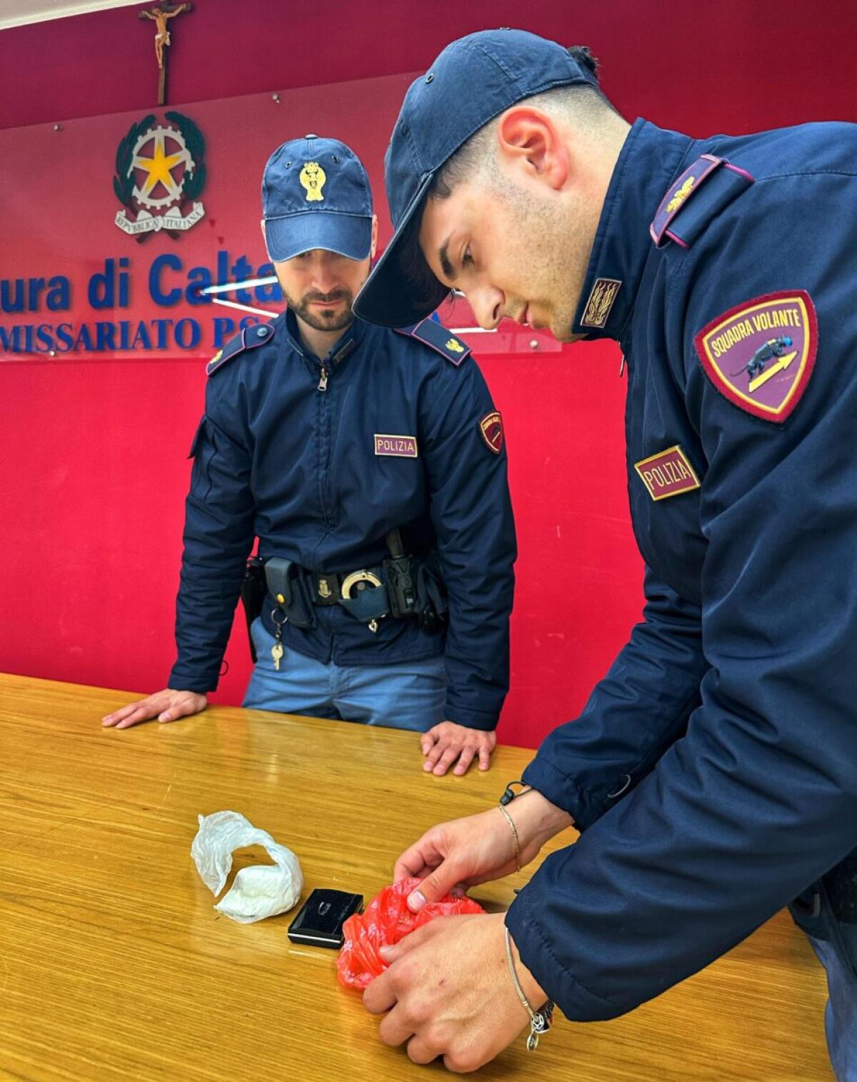 Polizia di Caltanissetta arresta ventiseienne per detenzione di cocaina e resistenza a pubblico ufficiale - 
