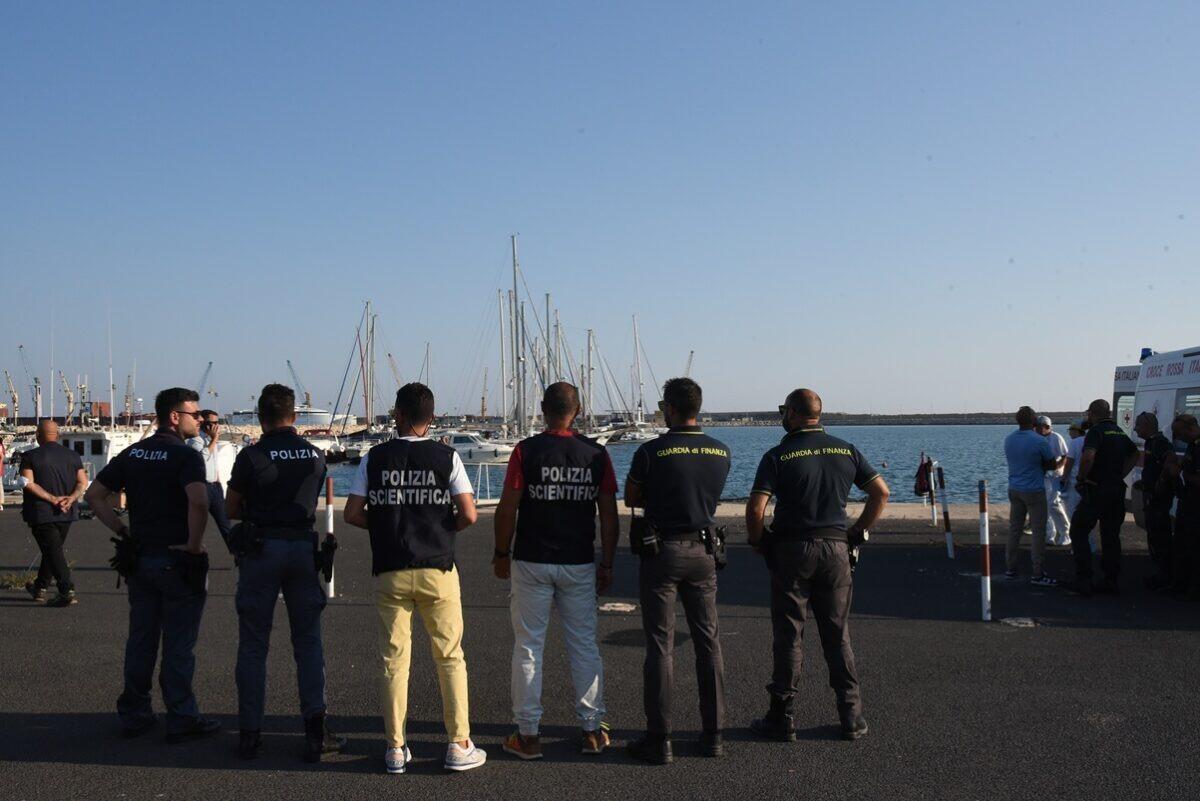 Fermati due egiziani a Ragusa per favoreggiamento dell'immigrazione clandestina dopo salvataggio di 65 migranti - 