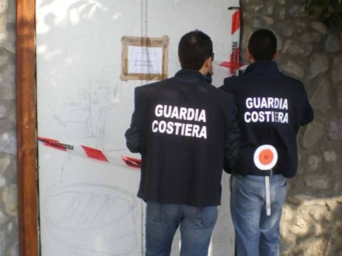 Trapani: fermato al porto un autocarro con rifiuti senza autorizzazione, multa da 3.200 euro - Credit Foto Guardia Costiera