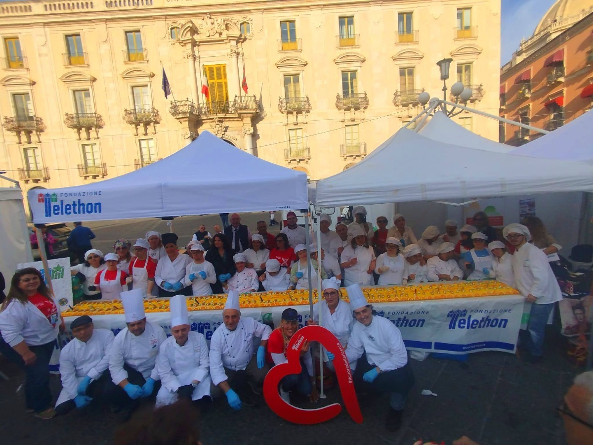 Mega Torta "Telethon" in Piazza Università, Ristoworld mobilita la città per la ricerca - Credit Foto Ristoworld Italy