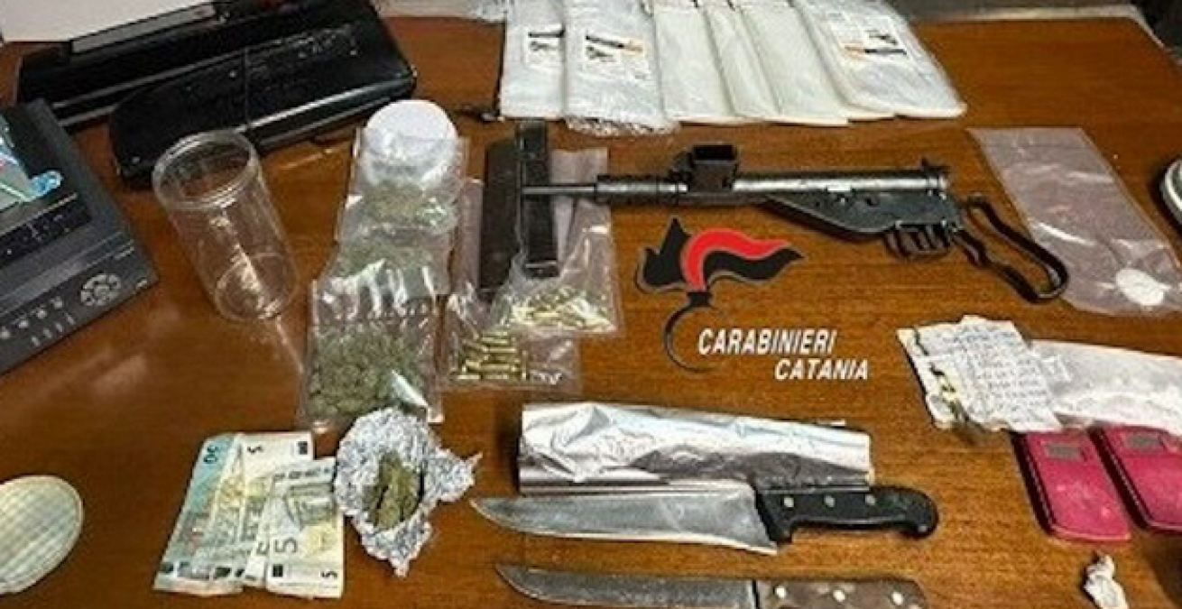 Catania, blitz a Librino: arrestati in flagranza due pusher; sequestrati fucile mitragliatore ed esplosivo - 