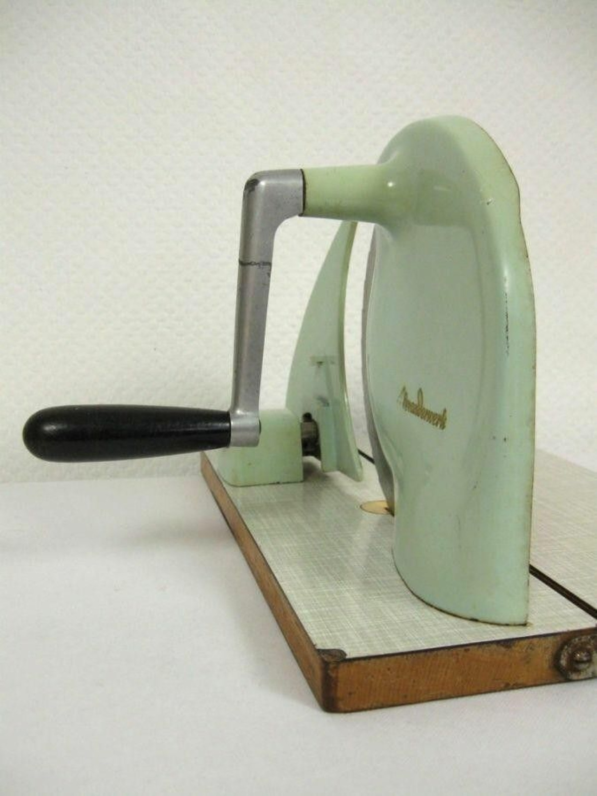 La manovella che tagliava tutto: un ricordo degli anni passati