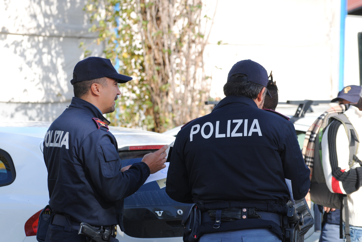 Catania: due pregiudicati arrestati dopo lungo inseguimento, residenti ostacolano gli agenti - 