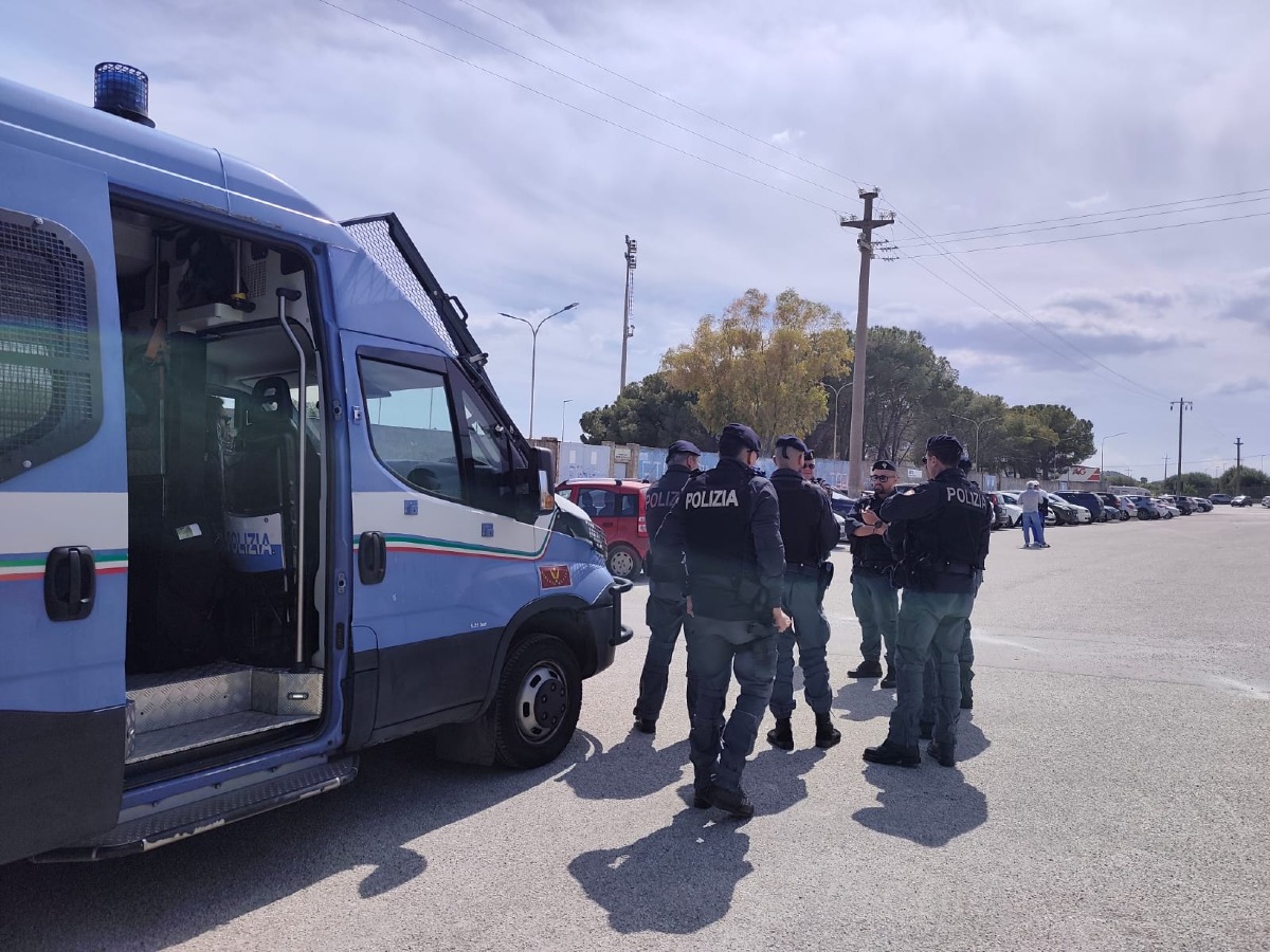 Avola: daspo di un anno per un giovane trovato con due razzi e un fumogeno allo stadio - Credit Foto Questura di Siracusa