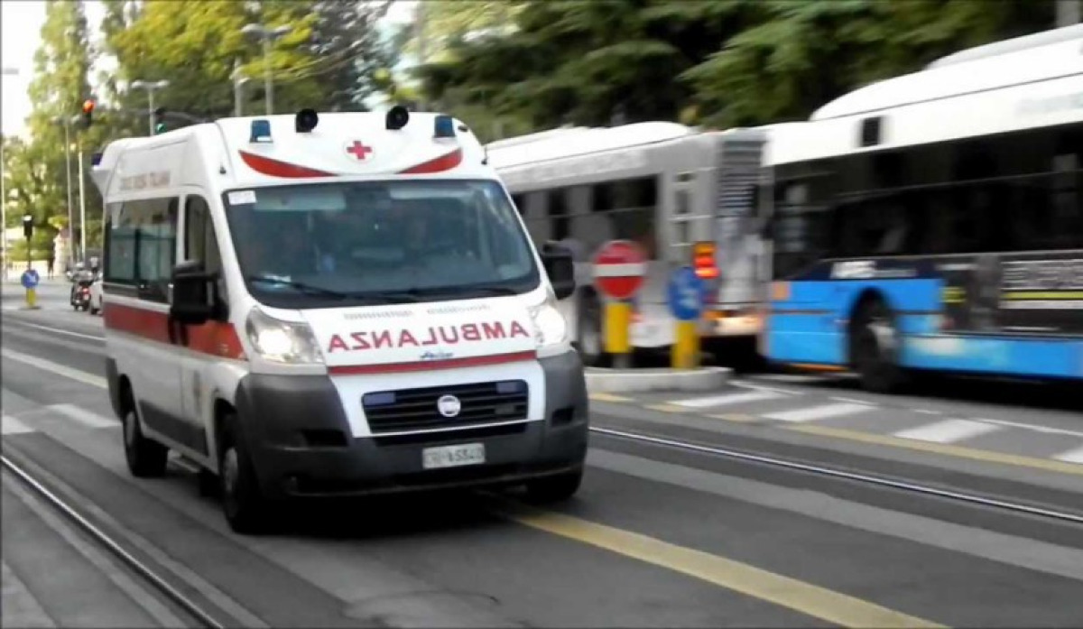 Messina: moto contro auto sul viale Europa, un ferito grave vicino all'ospedale Piemonte - 