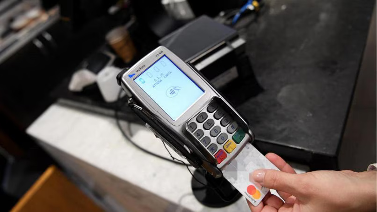 Truffa nei supermercati: il pos '10 euro' che svuota i conti fino a 2.000 euro - 