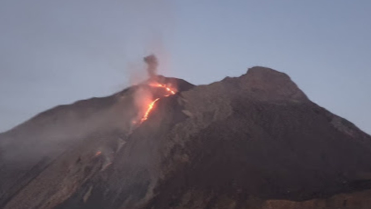 Stromboli, la lava torna in mare: nuova eruzione illumina l'isola - 