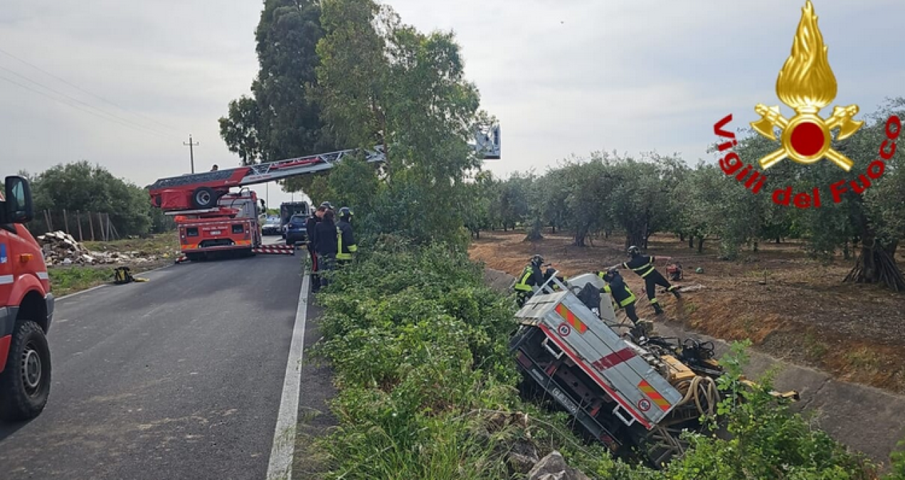 Belpasso: mezzo pesante esce di strada e finisce in canalone, autista estratto - 