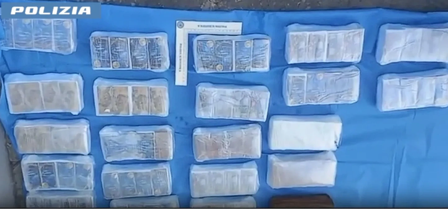 Catania, due arresti sull'A18: sequestrati quasi 28 kg di droga nascosti nelle auto - 