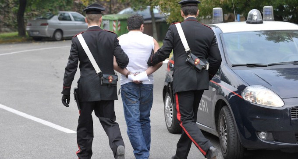 Spaccio in via Capo Passero: arrestato 18enne, sequestrati cocaina, crack e una radio - 