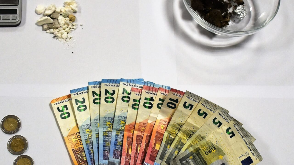 Caltagirone: arrestate due donne per spaccio dopo segnalazione su YouPol - 