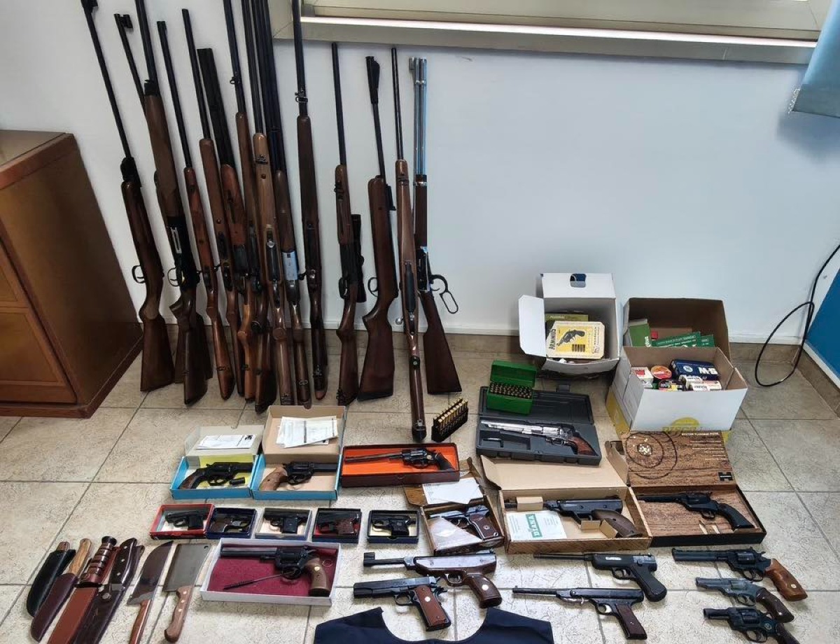 Siracusa, arsenale nascosto in un appartamento: arrestato un 70enne con 36 armi - Credit Foto Questura di Siracusa