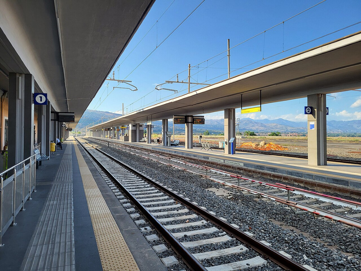 Esplosione al totem dei biglietti nella stazione di Giarre: indagini in corso - 
