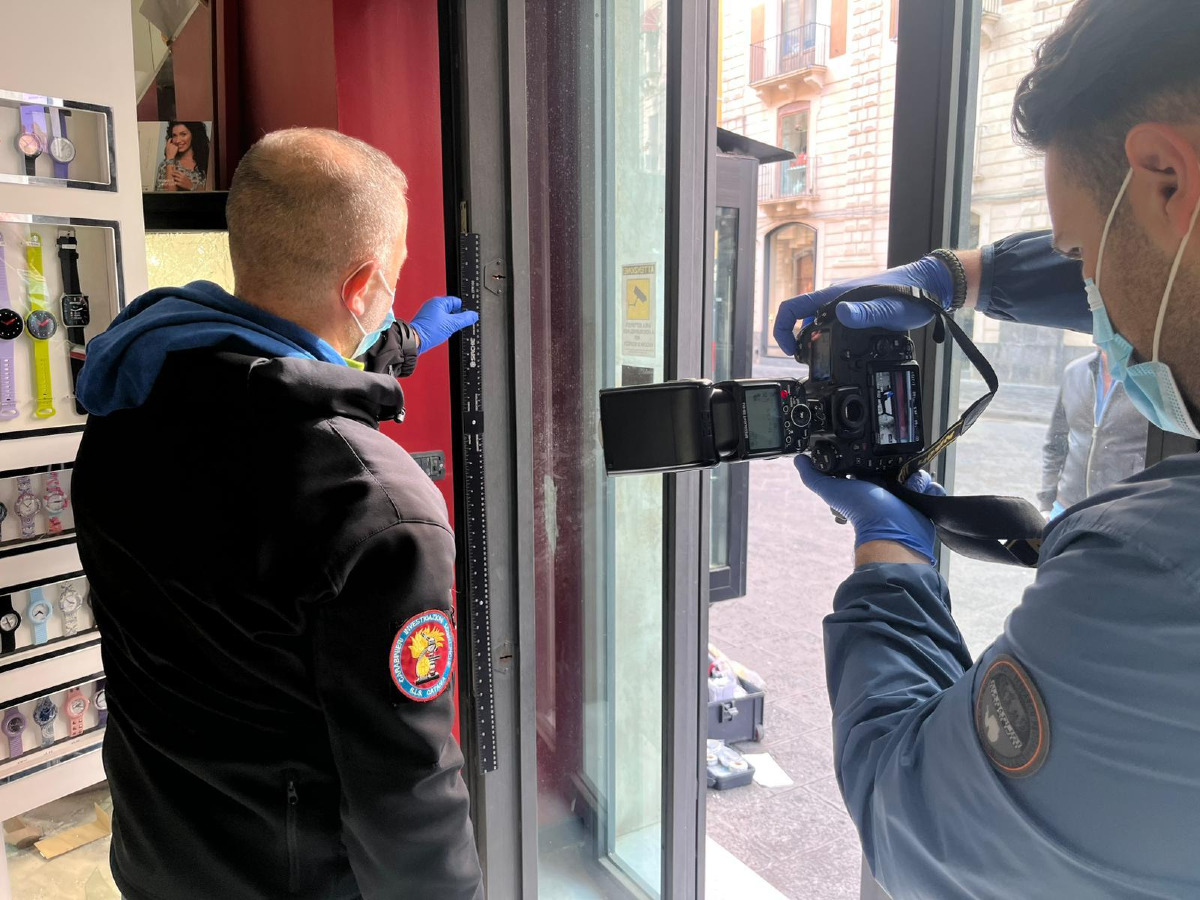Furto lampo in gioielleria di via Etnea a Catania: rubati orologi in vetrina - 