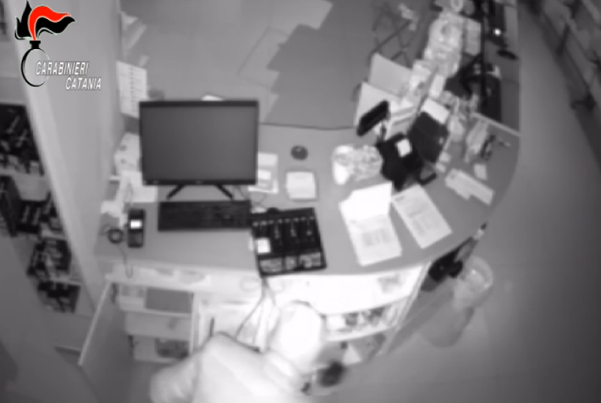 Spaccata in farmacia a Sant'Agata Li Battiati: due denunciati dopo l'analisi dei video - 